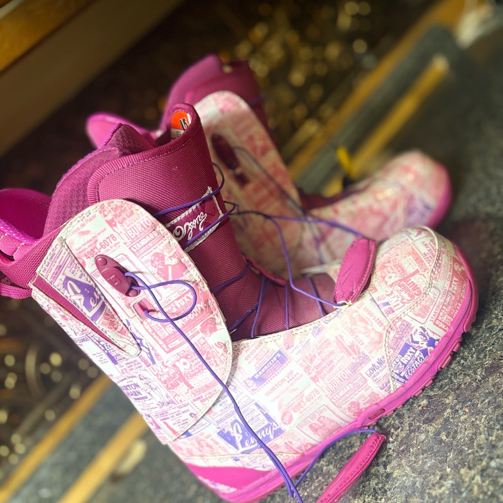 PINK HOOKER BURTON 2010 OZONE SNOWBOARDING BOOTS RARE MENS SIZE 9